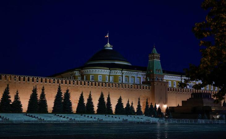 Военкор прокомментировал грубый отказ Ушакова приехавшим в Москву советникам Макрона