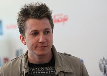 Уехавший из РФ актер сериала «Интерны» стал стримером из-за нехватки денег