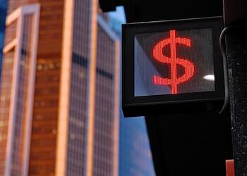 Банк России поднял курс доллара выше 84 рублей