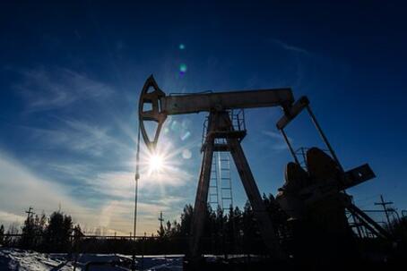 Стало известно о всплеске сделок с нефтью перед обвалившим ее цену выступлением Трампа
