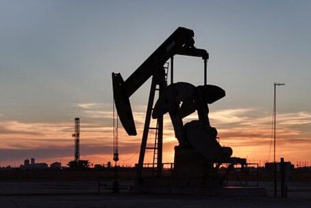 Стоимость нефти стала трехзначной