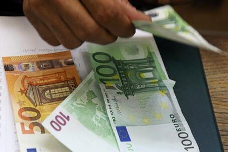 Курс евро превысил 100 рублей