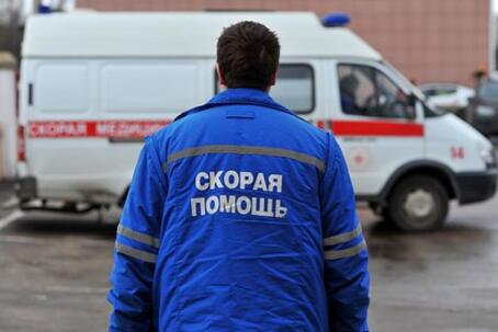 В Петербурге упавшая с дома штукатурка проломила голову прохожему