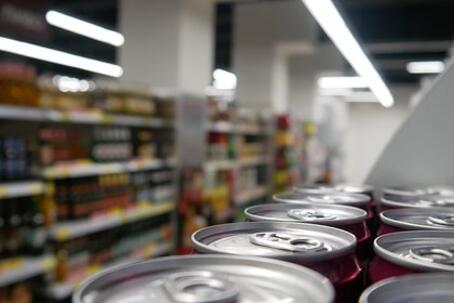 Продажи слабоалкогольных напитков в России рухнули