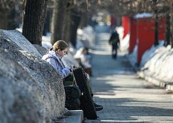 Москвичей призвали убрать зимние куртки подальше