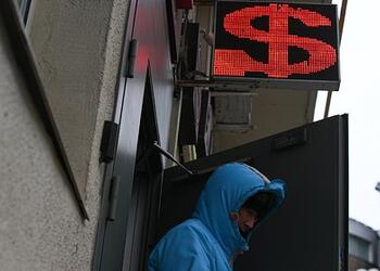 Банк России повысил официальный курс доллара