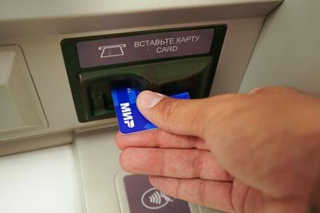 Россияне начали забирать деньги из банков