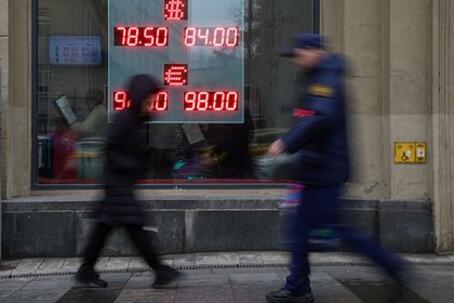 Курс доллара к рублю вырос до максимума за полгода