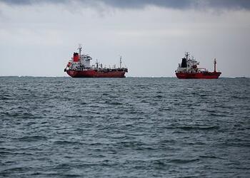 Поставки нефти морем из России упали