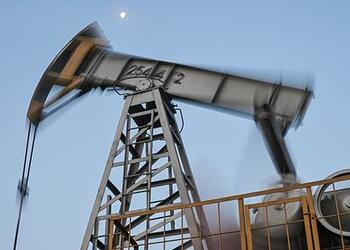 Нефтегазовым доходам России предсказали двукратное падение